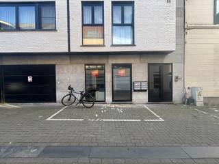 <p><span><strong>***alle informatie op www.connect-immo.be***</strong></span><b><span><br /><br /></span></b><strong><span>Residentie Keybergh</span></strong><span><span> </span></span><span>gekend om zijn strategisch goede locatie in het Centrum van onze historische Studentenstad Leuven. Het pand is gelegen in de Lepelstraat dewelke parallel gelegen is tussen de Diestsestraat en dé Bondgenotenlaan. Het pand is omgeven door zijn historische gebouwen, winkels, campussen, openbaar vervoer … Kortom, je kan er alles vinden in de nabijheid. Aan passage en bereikbaarheid geen gebrek! </span></p>
<p><span>Het pand onderging zonet <b>een grondige</b><span> </span></span><strong><span>renovatie</span></strong><span><span> </span></span><span>waardoor deze handelsruimte werd uitgerust met<span> </span></span><strong><span>gloednieuwe technieken</span></strong><span><span> </span></span><span>en bijkomend beschikt over<span> </span></span><strong><span>zonnepanelen</span></strong><span>. De handelsruimte is gelegen op de gelijkvloerse verdieping en is toegankelijk via de Louis Melsensstraat en geeft uit op de Lepelstraat, bijkomend heeft de handel toegang tot de kelderruimte en het gebruik ervan! <br /><br />Deze investeringsmogelijkheid wordt verkocht met gegarandeerd<span> </span></span><strong><span>netto rendement van 5,5%</span></strong><span>. Op heden is deze handelsgelijkvloers verhuurd aan €2597,91/maand (exclusief lasten), het huidige huurcontract loopt nog gedurende 3 jaar en er werd ook reeds een huurbelofte ondertekend voor de daarop volgende 9 jaar. <br /><br /></span><span><strong>Ben jij de investeerder die wij zoeken? Contacteer vandaag nog onze Expert Investeringsvastgoed Jacky: jacky@connect-immo.be of 0495 53 46 49</strong></span><span><br /><br />EPC: A-label - 3352232<br />wche, gdv, gvkr, gvv</span></p>
<p></p>