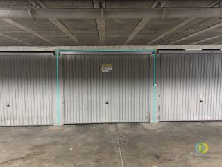 <p><span>Op zoek naar een veilige staanplaats, extra opslagruimte of een interessante investering? Deze garagebox in Evere biedt het allemaal. Gelegen in een rustige en aangename stadswijk, vormt deze garagebox de ideale plek om uw wagen zorgeloos te stallen of om extra bergruimte te creëren. De box is uitgerust met een kraantje en stopcontact, wat zorgt voor extra gebruiksgemak en tal van mogelijkheden. De ruimte is geschikt voor een standaard personenwagen en biedt voldoende manoeuvreerruimte om comfortabel in en uit te rijden. Bovendien beschikt de garagebox over 33 m³ aan opslagvolume, perfect voor wie extra stockageruimte nodig heeft. Kortom: een praktische, veilige en veelzijdige garagebox op een toegankelijke locatie in Evere — ideaal voor eigen gebruik of als stabiele investering.</span></p><p><span> </span></p><p><span> </span></p>