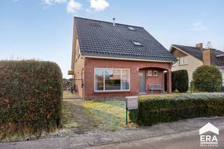 <p>Op zoek naar een woning op een toplocatie? Deze woning is gelegen in een doodlopende straat, vlakbij het groen en toch aan de rand van het centrum waar alle faciliteiten (winkels, scholen, openbaar vervoer, …) binnen handbereik zijn. Een ideale combinatie van rust en bereikbaarheid!<br /><br />De woning bevindt zich op een perceel van 8a 15ca en werd de afgelopen jaren energetisch sterk aangepakt. De huidige eigenaar investeerde volop in duurzaamheid, wat resulteert in een <strong>EPC label A</strong> – een grote troef voor de toekomst.<br /><br />De afwerking werd reeds opgestart. De zolder werd ingericht als slaapkamer en van daaruit werd begonnen met de verdere afwerking van de andere slaapkamers. Op het gelijkvloers dient de woning nog verder opgefrist te worden, maar ze is <strong>perfect instapklaar</strong> en biedt heel wat potentieel om ze verder naar eigen smaak af te werken.</p>

<p><strong>Uitgevoerde verbeteringswerken:</strong></p>

<ul><li>
	<p>Zonnepanelen (2018) met een opbrengst van 6.840 kWh</p>
	</li><li>
	<p>Speksteenkachel (2022)</p>
	</li><li>
	<p>Vernieuwd dak (2017)</p>
	</li><li>
	<p>Badkamer vernieuwd (2021)</p>
	</li><li>
	<p>PVC ramen geplaatst (2023)</p>
	</li><li>
	<p>Gescheiden riolering aangelegd</p>
	</li></ul>

<p>Deze woning is ideaal voor wie rustig wil wonen, energiezuinig wil leven en graag nog zijn eigen stempel drukt op de verdere afwerking.</p>