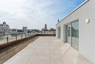 - Registration of residence is not possible here. Lease under commercial rental agreement, minimum 3 years -This sunny penthouse is a unique...