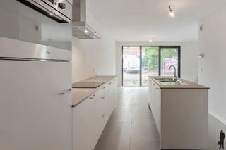 Stijlvol <strong>gelijkvloers nieuwbouwappartement</strong> te huur in Residentie Bloemenhof in<strong> centrum Hoogstraten!</strong><br /><br />In het hart van Hoogstraten bevindt zich dit prachtige nieuwbouwappartement in de stijlvolle <strong>Residentie Bloemenhof</strong>. Hier woont u in alle rust, met winkels, horeca en voorzieningen letterlijk om de hoek.<br /><br /><strong>Indeling:</strong><br />Dit gelijkvloers appartement biedt een doordachte indeling met <strong>veel natuurlijke lichtinval</strong> en een hoog wooncomfort:<br /><br />-Inkomhal met apart gastentoilet<br />-Ruime, lichtrijke leefruimte met open keuken – ideaal voor gezellige momenten<br />-Drie slaapkamers met een moderne uitstraling<br />-Badkamer met kwaliteitsvolle afwerking<br />-Praktische berging/wasplaats<br /><br />Buitenruimte<br /><br />Vanuit de leefruimte heeft u toegang tot een aantrekkelijke tuin met terras, waar u in kunt genieten van het buitenleven.<br /><br />Extra’s<br />-Ondergrondse staanplaats inbegrepen<br />-Privatieve kelderberging<br />-Energiezuinig<br />-Privatieve ingang<br /><br />Gemeenschappelijke kosten: € 80/maand<br /><br />Dit stijlvolle appartement combineert <strong>modern comfort</strong>, een praktische indeling en een<strong> topligging</strong> in het centrum van Hoogstraten.