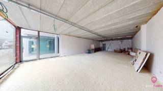 Uitstekend gelegen handelspand in hartje Koersel!<br /><br />Dit handelspand bestaat op dit moment uit een makkelijk in te delen rechthoek. Aan de voorzijde is het pand 7,5m breed, de diepte bedraagt 18m. We spreken hier dus over 135m² bruikbare oppervlakte. Deze handelsruimte wordt casco+ opgeleverd. Dit maakt dat deze “winkel” voor elke zelfstandige geschikt is. Bent u kapper, schoonheidsspecialiste, kinésist of zoekt u een plaats om uw burelen te vestigen: de indeling wordt nog zelf bepaald. In de casco+ oplevering zit inbegrepen: Vanuit het pand heeft men toegang tot de parkeerplaatsen achter het gebouw. Via een doorsteek vlak naast de voordeur van dit pand bereikt men trouwens zeer makkelijk de achterzijde van het gebouw waar parkeermogelijkheid aanwezig is.<br /><br />Handelspand kan aangekocht worden onder het btw stelstel!<br /><br />U zoekt een toplocatie zonder de handen vuil te maken en onmiddellijk beschikbaar bij akte: gevonden!<br />Kom kijken en overtuig jezelf.<br /><br />Pluspunten:<br />- toplocatie<br />- parkeermogelijkheden achter het gebouw<br />- naar eigen smaak in te richten<br />- casco+ inrichting inbegrepen in de prijs<br />- alles gelijkvloers<br />- betaalbaar<br />- grote etalage<br /><br />Voor een bezichtiging ter plaatse of meer info, bel ons op 078/78.78.70, of kom gewoon binnen op ons kantoor. Steeds welkom!