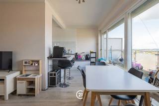 Ontdek deze charmante penthouse in Sint-Agatha-Berchem, ideaal gelegen aan het Schweitzerplein. Het appartement bevindt zich op de 8e verdieping, waardoor u een adembenemend uitzicht over Brussel hebt. Dankzij de grote ramen stroomt het natuurlijke licht de woonkamer binnen. De moderne keuken is van alle gemakken voorzien, zodat u uw favoriete gerechten kunt bereiden. De slaapruimtes zijn ontworpen om rust en kalmte te garanderen; met twee comfortabele slaapkamers aan de achterzijde van het appartement kunt u genieten van rustige nachten.De badkamer is functioneel en biedt alles wat u dagelijks nodig heeft.Dit appartement ligt in een levendige wijk met buurtwinkels en essentiële voorzieningen binnen handbereik en biedt de perfecte balans tussen een dynamisch stadsleven en residentiële rust. Mis deze kans niet en neem vandaag nog contact met ons op.