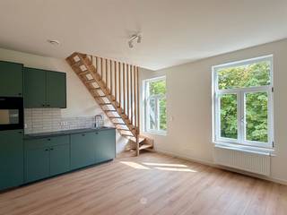 <p><span>GENT </span><span>- Ben je op zoek naar een ruim duplex appartement met 3 slaapkamers op een centrale ligging te Gent?</span></p><p><span>Dan is dit appartement misschien iets voor u.</span></p><p><span> </span></p><p><span>De belangrijkste troeven in een notendop:</span></p><ul><li><span>Energiezuinig gerenoveerd appartement (EPC B)</span></li><li><span>Lichtrijk duplex appartement</span></li><li><span>Aangename ligging aan de Hagelandkaai, vlak bij het water en Portus Ganda</span></li><li><span>Vlotte bereikbaarheid met openbaar vervoer en station Gent-Dampoort op wandelafstand</span></li></ul><p><span> </span></p><p><span>Zo ziet het appartement eruit:</span></p><p><span>Het appartement is gelegen op de derde verdieping van het gebouw, zonder lift.<br />Via de inkomhal heeft u toegang tot een eerste slaapkamer, een badkamer met toilet en de leefruimte met open keuken, uitgerust met koelkast en vaatwasmachine.<br />Vanuit de leefruimte leidt een vaste trap naar de zolderverdieping. Hier bevinden zich nog 2 slaapkamers, een apart toilet en een tweede badkamer. </span></p><p><span>Belangrijk:</span><span><br />Beschikbaar vanaf: 1/10/2026<br />Huurprijs: € 1490<br />EPC: B (105 kWh/m2)</span></p><p><span>Voor een bezoek ter plaatse, vul zeker uw huurdersprofiel via onze website.</span></p>