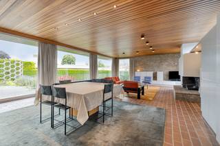 De eigendom wordt aangeboden via de Pre-sale formule. Op maandag 29/06 tussen 17u - 19u of zaterdag 04/07/2026 tussen 10u - 12u kan u deze villa op afspraak komen bezichtigen en uiterlijk op dinsdag 07/07/2026 om 17u een bod uitbrengen. De vermelde prijs is een instelprijs.In een gegeerde residentiële woonwijk bevindt zich deze stijlvolle en tijdloze villa van architect A. Boucneau, waar u geniet van maximale rust en privacy, terwijl de Grote Markt en winkels zich op korte afstand bevinden.Deze karaktervolle woning biedt een royaal woongedeelte van 181 m², volledig ingericht op één verdieping, wat zorgt voor een bijzonder comfortabel woongevoel. Via de inkomhal met een grote raampartij komt u in de aangename leefruimte die baadt in natuurlijk licht. De grote ramen creëren niet alleen een uitzonderlijke lichtinval, maar bieden ook een prachtig uitzicht op de Veurnse torens. Vanuit de leefruimte heeft u rechtstreeks toegang tot het ruime, zonnige terras waar u in alle rust kunt genieten van de groene omgeving.Aansluitend bevindt zich een ruime keuken met tal van mogelijkheden. Verder beschikt de woning over drie slaapkamers en een afzonderlijk bureau (of extra slaapkamer). De badkamer is uitgerust met een inloopdouche, toilet en wasmeubel.Een extra troef is de ruime kelderverdieping van circa 90 m² met een grote garage, een technische ruimte en een praktische wasplaats.De woning bevindt zich op een perceel van 862 m² en beschikt over een onderhoudsvriendelijke tuin met veel privacy.Met haar tijdloze architectuur, verrassend ruime volumes, rustige ligging en talrijke mogelijkheden vormt deze villa een unieke opportuniteit voor wie op zoek is naar een woning met karakter, comfort en toekomstpotentieel.De eigendom wordt aangeboden via de Pre-sale formule. Van 29/06/2026 om 00:00 tot 07/07/2026 om 17:00 kan u de woning op afspraak komen bezichtigen en een bod uitbrengen. De vermelde prijs is een instelprijs. Voor meer info, gelieve contact op te nemen met de dossierverantwoordelijke.Dit pand is onderworpen aan de renovatieverplichting van de Vlaamse overheid voor residentiële gebouwen (behoudens bij sloop binnen 5 jaar na de aankoop). Consulteer voor meer informatie de website van het Vlaams Energie- en Klimaatagentschap via https://www.vlaanderen.be/een-woning-kopen/renovatieverplichting-voor-residentiele-gebouwenBestuursmaatregelen in het maatregelenregister: nee