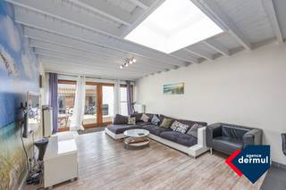 Op zoek naar een sfeervolle gezinswoning in een rustige buurt? Deze recent gerenoveerde rijwoning met 3 slaapkamers biedt je het beste van twee werelden: modern wooncomfort én de charme van een gezellige stadswoning. De lichtrijke leefruimte sluit mooi aan op de vernieuwde keuken en het zuid-gericht terras, waar je in alle rust kan genieten van de zon. De woning beschikt over drie slaapkamers en een hedendaagse badkamer, ideaal voor gezinnen of koppels die houden van comfort en functionaliteit. Dankzij de gunstige ligging in een rustige straat, op wandelafstand van winkels, scholen en openbaar vervoer, woon je hier centraal en toch in alle rust. Een perfecte thuis voor wie comfortabel wil wonen in de Koningin der Badsteden. Contacteer ons vandaag nog voor meer informatie of een bezoek!