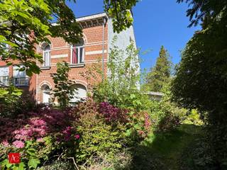 <p>Unieke opportuniteit in Sint-Niklaas: renovatieproject of projectgrond van 1.425 m²</p><p>Bent u op zoek naar een eigendom met tal van mogelijkheden? Dan is deze halfopen bebouwing op een ruim perceel van maar liefst 1.425 m² een buitenkans voor zowel particulieren met visie of projectontwikkelaars.</p><p>De bestaande woning dient volledig gerenoveerd te worden, maar biedt de mogelijkheid om een karaktervolle woning volledig naar eigen smaak en hedendaagse normen te transformeren. Voor wie op zoek is naar een uitdagend renovatieproject met een royaal perceel, vormt dit een unieke kans.</p><p>Daarnaast biedt de omvang van het perceel interessante perspectieven voor projectontwikkeling. Onder voorbehoud van de nodige stedenbouwkundige vergunningen en goedkeuringen, lijkt het terrein potentieel te hebben voor de realisatie van meerdere woonentiteiten.</p><p>Gezien het huidige energielabel F rust er een renovatieplicht op dit pand, waarbij u binnen de 6 jaar na aankoop minstens een energielabel D dient te behalen.</p>
