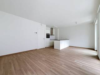 Het appartement is gelegen in de Eugène de Plynstraat en maakt deel uit van de nieuwe ontwikkeling aan de Slachthuislaan. Het is gelegen in een buurt volop in ontwikkeling, nabij restaurants, invalswegen, winkels,...Gelegen op de eerste verdieping met lift:- inkomhal- ruime leefruimte op tegel met houtlook. De leefruimte biedt toegang tot het terras- open keuken voorzien van alle toestellen, compleet met inductiekookplaat, ijskast met vriesvak, spoelbak, oven, vaatwasser en voldoende kastruimte.- berging met alle technische voorzieningen en aansluiting voor wasmachine en -droogkast- twee volwaardige slaapkamers van 11 en 12 m²- badkamer met inloopdouche, lavabomeubel, spiegelkast en handdoekdroger- toilet apart- extra berging voor opslag en aansluiting vor wasmachine en droogkastBijzonderheden:- gemeenschappelijke fietsenberging en extra berging op -1- maandelijkse provisie 175 euro per maand (inclusief verwarming, gemeenschappelijke kosten)- perfect binnenklimaat door ventilatiesysteem D- energiezuinig appartement met vloerverwarming en warmtepomp- per direct beschikbaar- AAA Locatie nabij binnensingel, Park Spoor Noord, het centrumBent u geïnteresseerd in dit appartement te huur te Antwerpen? Aarzel dan niet om contact met ons op te nemen. Wenst u uw eigendom ook te koop of te huur te stellen? We helpen u graag verder. Steeds tot uw dienst om u verder te helpen met al uw vragen over vastgoed.