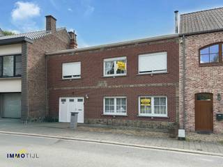 <p>Deze solide woning beschikt op het gelijkvloers over een<strong> lichtrijke woonkamer met eetplaats,</strong> ingerichte keuken (incl. vaatwas), <strong>gezellige veranda,</strong> ruime badkamer (douche, ligbad, toilet en lavabo), een handige berging, wasplaats en een apart toilet.<br /><br />Op de eerste verdieping vindt men<strong> drie mooie slaapkamers</strong>, een toilet en een <strong>nog in te richten ruimte</strong> (ideaal als hobbykamer, dressing, bureau, ...). Daarnaast beschikt de woning over een <strong>praktische kelder</strong>.<br /><br />Een belangrijke troef is de <strong>inpandige garage</strong>, ideaal voor het plaatsen van uw wagen of als extra opbergruimte. Bovendien is er de mogelijkheid om ook voor de garage te parkeren. <br /><br />Het absolute pluspunt is de diepe, <strong>zuidoost georiënteerde tuin met bijkomende berging</strong> (incl. zolderruimte). <strong>Dit perceel van zo'n 11,8 are</strong> <strong>is bovendien ook bereikbaar via een zijstraat</strong>.<br /><br />Deze ruime gezinswoning is uitstekend gelegen in een <strong>rustige straat te Erembodegem, op korte afstand van het centrum van Aalst, het stadspark en Osbroek.</strong> Winkels, scholen en openbaar vervoer bevinden zich in de nabije omgeving. Ondanks de rustige ligging is de woning <strong>bijzonder vlot bereikbaar dankzij de nabijheid van belangrijke invalswegen </strong>(richting Aalst, Ninove en Brussel). Interesse of graag een bezichtiging? Contacteer june@immotijl.be of bel naar 0486 17 07 61.</p>