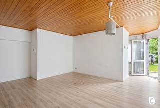 <h2><span>APPARTEMENT LUMINEUX AU REZ-DE-CHAUSSÉE</span></h2><p><span>Ce charmant appartement au rez-de-chaussée est situé dans un petit immeuble avec jardin commun. Grâce à ses nombreuses fenêtres, l'appartement bénéficie d'une lumière naturelle agréable et d'une sensation d'ouverture et d'aération.</span></p><h3><span>Aménagement</span></h3><p><span>Vous entrez dans l'appartement par un espace de vie spacieux et lumineux, suivi d'une cuisine ouverte. La cuisine est entièrement équipée de tous les appareils nécessaires.</span></p><p><span>La chambre à coucher donne un accès direct à la salle de bains, qui dispose d'une douche, d'un lavabo et de toilettes.</span></p><h3><span>Avantages supplémentaires</span></h3><ul><li><span>Bâtiment de petite taille avec des coûts généraux peu élevés </span></li><li><span>Appartement au rez-de-chaussée </span></li><li><span>Beaucoup de lumière naturelle </span></li><li><span>Électricité conforme </span></li><li><span>Jardin commun </span></li><li><span>Disponible par acte notarié </span></li></ul><p><span>Un appartement idéal pour les débutants, les célibataires ou comme investissement.</span></p>