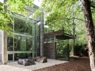 Vrijstaande architectenwoning (BJ 1996) met een indrukwekkend woon- en werkvolume, gelegen in een residentiële en groene omgeving nabij Gent-Sint-Pieters. <br /><br />Hier woont u aan het einde van een residentiële woonwijk, op de grens met een natuurpark. De ligging combineert rust en groen met een uitstekende bereikbaarheid dankzij de nabijheid van de R4 en het station Gent-Sint-Pieters. Parkeren kan comfortabel op het eigen terrein of in de ruime dubbele garage. De woning bevindt zich op een perceel van 740 m² met als hoofdbestemming natuurgebied.<br /><br />Deze architecturale woning (EPC B-label) onderscheidt zich door haar krachtige vormentaal, uitgesproken materialiteit en een doordachte indeling die licht, ruimtelijkheid en functionaliteit centraal stelt. De woning ontvouwt zich over verschillende niveaus en omvat onder meer drie volwaardige slaapkamers, twee compacte badkamers en een afzonderlijke bureauruimte (met terras) op de bovenste verdieping.<br /><br />Grote raampartijen trekken het omliggende groen naar binnen en zorgen voor een uitzonderlijke lichtinval doorheen de woning. <br /><br />De woning wordt verwarmd via een Buderus-gasketel en is uitgerust met een ventilatiesysteem type D.<br /><br />De kelderverdieping en ruime garage bieden extra opslagruimte. <br /><br />Een zeldzame opportuniteit voor liefhebbers van architectuur die op zoek zijn naar een unieke woonbeleving op een strategische locatie in Gent.<br /><br />Deze woning wordt verkocht via een aankoop-/verkoopbelofte, waarbij de notariële akte in 2027 zal plaatsvinden. Neem gerust contact met ons op voor meer informatie over de voorwaarden.