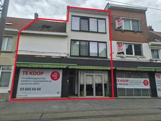 This commercial property with 2 apartments for sale in Deurne, at Herentalsebaan 231-233, offers many opportunities.<br /><br />The ground floor consists of 2 commercial spaces that can be merged.<br />There is also an office space with a courtyard on the ground floor.<br />At the back, we find a spacious basement with a warehouse and office on top.<br /><br />The two apartments have been completely renovated and are in very good condition. They are also currently rented out, which ensures consistent rental income. The apartments have a separate entrance on the side of the building. They also have separate cellars, where there is also a fuel oil tank, <br /><br />With this property for sale in Deurne, it is possible to merge numbers 231-233 with numbers 235-237. More information about this can of course be obtained from our team in Deurne.<br /><br />Are you interested in this property for sale in Deurne? Don't hesitate to contact us. Deurne's Dewaele real estate office on the Turnhoutsebaan is happy to be at your service. Would you like a free estimation of your property? call us for an informal conversation on 03/666.66.66 or mail to deurne@dewaele.com<br /><br />Urban planning information: on request<br /><br />EPC Herentalsebaan 231:1022 kWh/(m² year F)<br />EPC Herentalsebaan 233 GD: present<br />EPC Herentalsebaan 233 101:140 kWh/(m² year) B<br />EPC Herentalsebaan 233 201:241 kWh/(m² year C)<br />