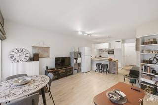 *** RÉSERVEZ VOTRE VISITE VIA WWW.POLARES.EU ***<br /><br />Appartement moderne de 2011 : une excellente opportunité tant pour l'occupation personnelle que pour l'investissement immobilier.<br />Cet appartement dispose d'un agencement réfléchi avec beaucoup de lumière et de confort.<br />Le spacieux salon est le cœur de l'appartement et se fond parfaitement dans une cuisine entièrement équipée. Un grand atout est la terrasse ensoleillée, où l'on peut profiter du plein air en toute tranquillité.<br />L'appartement comprend deux chambres et une salle de bains avec douche dans la baignoire + double lavabo. Il y a également un pratique débarras séparé et des toilettes séparées. Le parking et la cave sont inclus dans le prix !<br /><br />L'emplacement stratégique à Jette est un énorme avantage. Grâce à la proximité immédiate du Ring (R0) et de l'E40, l'accessibilité en voiture est optimale. L'aéroport de Bruxelles (Zaventem) est également facilement accessible, ce qui rend l'emplacement attractif pour un public international. Dans les environs immédiats se trouvent d'importants pôles économiques, dont l'UZ Bruxelles et diverses grandes entreprises, garantissant une demande locative constante.<br /><br />Pour l'investisseur, il s'agit d'une opportunité extrêmement intéressante : le bien est actuellement loué, ce qui vous permet de bénéficier immédiatement d'un rendement stable dès l'acte. Les commerces, les écoles et les transports en commun se trouvent à distance de marche, ce qui garantit la rentabilité à long terme.<br /><br />Surface selon PEB - PEB B
