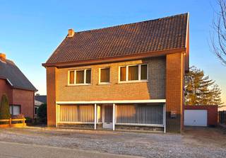 Voor een bezichtiging bel Kim 0473 72 33 62 Zeer ruime woning met vooraan een winkelruimte van 50 m² of een tweede living.Voorheen was hier een...