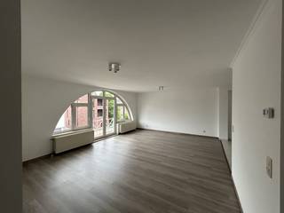 Recent gerenoveerd, energiezuinig appartement van 90m² met twee slaapkamers.<br />Het appartement is gelegen op de tweede verdieping, toegankelijk via de lift of de trap.<br /><br />Indeling:<br />Inkomhal, woonkamer met open keuken en aangelegen berging, nachthal, twee slaapkamers, badkamer met bad/douche, gescheiden toilet, stookplaats. <br />Persoonlijke parkeerplaats onder carport en fietsenberging.<br /><br />Ligging:<br />Gelegen in het centrum van Geel, op wandelafstand van de markt. <br />Scholen, sporthal, winkels en ziekenhuis in de directe nabijheid.<br /><br />Omschrijving:<br />We betreden het appartement via de inkomhal. Deze geeft toegang tot de woonkamer en nachthal.<br />De woonkamer van maar liefst 35m² heeft een grote raampartij aan de voorzijde en brengt veel licht binnen.<br />Aansluitend bevindt zich een volledig geïnstalleerde keuken met een nieuwe vitrokeramische kookplaat en een vaatwasmachine.<br />Via de nachthal is er toegang tot de twee slaapkamers, het volledig gerenoveerde toilet, de badkamer met nieuwe regendouche, badkamermeubel en bad. Stookplaats met zuinige gaswandketel en aansluiting voor wasmachine/droogkast.<br />Achteraan het gebouw bevindt zich een persoonlijke parkeergelegenheid onder een carport met afgesloten fietsenberging.<br /><br />Verhuring rechtstreeks door de eigenaars van het appartement.<br />Enkel langdurige verhuringen