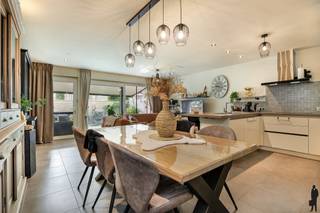 Op een <strong>uitstekende </strong>ligging in het centrum van Lokeren bevindt zich deze <strong>recente</strong>, perfect onderhouden en volledig instapklare woning. Dankzij de nabijheid van winkels, scholen, en openbaar vervoer geniet u hier van optimaal wooncomfort op wandelafstand van alle voorzieningen.<br /><br />Een van de absolute troeven van deze woning is het uitstekende EPC-label <strong>A</strong>, wat garant staat voor een energiezuinige woning met lage energiekosten en een aangenaam binnenklimaat. Dankzij de aanwezigheid van een <strong>warmtepomp</strong>, vloerverwarming en een ventilatiesysteem woont u hier volledig klaar voor de toekomst.<br /><br />Binnenin geniet u van een ruime en lichtrijke leefruimte met open, volledig uitgeruste keuken voorzien van <strong>kwalitatieve </strong>inbouwtoestellen. De open indeling zorgt voor een moderne en <strong>aangename </strong>woonbeleving. In de inkomhal werd bovendien een praktische maatkast geïntegreerd voor extra opbergruimte.<br /><br />De woning beschikt over drie volwaardige slaapkamers, waarvan één slaapkamer met een ruime <strong>dressing</strong>. De <strong>stijlvolle </strong>badkamer is uitgerust met een ligbad, inloopdouche en dubbele lavabo. Daarnaast zijn er twee afzonderlijke toiletten aanwezig.<br /><br />Een extra pluspunt is de ruime <strong>zolderverdieping</strong>, die tal van mogelijkheden biedt. <br /><br />Buiten bevindt zich een <strong>onderhoudsvriendelijk </strong>stadstuintje met kunstgras en een gezellig terras voorzien van een elektrische zonneluifel. <br /><br />Verder beschikt de woning over een <strong>garage </strong>met elektrische poort en een oprit met plaats voor twee wagens.<br /><br />Interesse in deze energiezuinige en instapklare woning? Neem vandaag nog contact op via waasland@deboerenpartners.be of 03.377.55.00