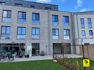 Appartement élégant et moderne au rez-de-chaussée avec 2 chambres à coucher et un jardin agréable. Le parking souterrain peut être loué à € 100...