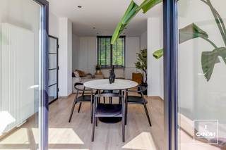 Deze <strong>recent gerenoveerde woning</strong> (2021) met tuin is gelegen tussen het <strong>centrum van Aalbeke en het Preshoekbos</strong>. Een ideale combinatie van rust en groen, met scholen, lokale handelaars en eetgelegenheden in de nabije omgeving. De woning beschikt over parkeergelegenheid voor de deur.<br /><br />Op het gelijkvloers heeft de woning volgende indeling: een inkomhal met gastentoilet, een open woonkamer met eetplaats, een bergruimte voor de wasmachine, een praktische kelder en een volledig <strong>geïnstalleerde keuken</strong>. De <strong>zonnige tuin</strong> met terras is zowel vanuit de eetplaats als vanuit de keuken toegankelijk.<br /><br />Het eerste verdiep biedt plaats aan de badkamer en twee slaapkamers. Op het tweede verdiep bevindt zich nog een <strong>ruime derde slaapkamer</strong>.<br /><br />Wenst u deze woning zelf verder te ontdekken? Neem dan contact op met Theo voor een bezoek ter plaatse: theo@convas.be / 0493 30 43 82.
