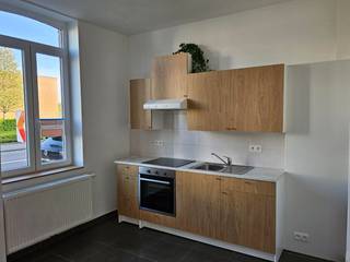 Super volledig instapklare gerenoveerde woning<br />voldoet aan de vlaamse wooncode<br />3 slaapkamers<br />Badkamer met lavabo, wasmachine, bad en douche<br />Vernieuwde keuken<br />cv hoogrendementsketel<br />Zonnige tuin met tuinhuis<br />bezichtiging na afspraak via 0475 94 92 47 of willy@sanitairfierens.be