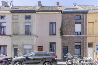 Deze<strong> gezellige stadswoning</strong> in de Haverstraat is een interessante plek voor wie graag in Gent woont en op zoek is naar een woning met een <strong>praktische indeling</strong> en een eigen buitenruimte.<br />Op het gelijkvloers bevinden zich de leefruimte, keuken en badkamer. Achteraan sluit de woning aan op een aangename, <strong>westgerichte stadskoer</strong>. Een compacte buitenplek waar je op zonnige dagen heerlijk kan genieten van een aperitief of een momentje rust. De eerste verdieping omvat <strong>twee slaapkamers</strong>. Op de tweede verdieping bevinden zich <strong>nog twee slaapkamers</strong>. Daarnaast is er een <strong>zolder </strong>die extra bergruimte biedt.<br />De woning heeft hierdoor<strong> verschillende mogelijkheden</strong>. De vier slaapkamers kunnen bijvoorbeeld gebruikt worden als slaapkamers, maar bieden ook ruimte voor een bureau, hobbykamer of dressing, afhankelijk van je persoonlijke noden.<br /><br />Ook de <strong>ligging</strong> is een belangrijke troef. Je woont hier in een rustige straat, terwijl je tegelijk op korte afstand van het centrum van Gent zit. Winkels, scholen, openbaar vervoer en dagelijkse voorzieningen bevinden zich in de nabije omgeving. <br /><br />Wenst u graag een bezoek in te plannen? Contacteer Laura via <strong>0492 07 26 62</strong> of <strong>laura@convas.be</strong>