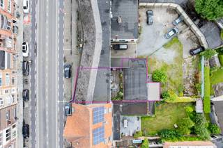 Dit handelspand is gelegen op de Victor Braeckmanlaan, een drukke invalsweg net voor het binnenrijden van Gent. Het handelspand geniet een optimale visibiliteit door zijn 10m lange etalage en bestaat uit een open ruimte van maar liefst 200m2, apart bureel, kitchenette en apart toilet. Het handelspand deed jaren dienst als showroom maar kan gebruikt worden voor verschillende doeleinden. Grote troef is de enorme lichtinval door de hoge raampartijen aan de voor-en achterzijde. <em>Energielabel D</em><br /><br />Extra: mogelijkheid tot het bijhuren van parking aan de achterzijde van het gebouw.<br /><br />Bezoek mogelijk na afspraak met Serge van Center Office via 0485/61 59 22.
