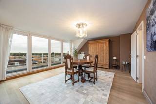 <p><span>Un logement spacieux au cœur de Knokke</span></p><p><span>La Lippenslaan : on ne peut pas faire plus central. Les magasins, restaurants, cafés et tout ce qui fait le charme de Knokke se trouvent littéralement à deux pas. Envie d’aller à la plage ou sur la digue ? Vous pouvez également vous y rendre à pied. Ici, vous n’hésiterez pas à laisser votre voiture au garage un peu plus souvent.</span></p><p><span>Cet spacieux appartement en duplex, comprenant trois chambres et deux terrasses, se trouve aux cinquième et sixième étages. Beaucoup d'espace donc, tant à l'intérieur qu'à l'extérieur.</span></p><ul><li><span>Emplacement de choix sur la Lippenslaan</span></li><li><span>3 chambres</span></li><li><span>2 salles de bains</span></li><li><span>2 terrasses</span></li><li><span>Cave privative</span></li><li><span>Possibilité d’acheter 2 places de parking à proximité</span></li></ul><p><span>Au cinquième étage, on entre par le hall d’entrée doté d’un vestiaire et de toilettes séparées pour les invités. Le spacieux salon donne sur la terrasse ensoleillée à l’avant, un endroit agréable pour s’asseoir un moment à l’extérieur et regarder la vie défiler sur la Lippenslaan.</span></p><p><span>La cuisine équipée offre tout le confort nécessaire. Elle est suivie de la salle à manger séparée, qui donne accès à la deuxième terrasse à l'arrière. Vous disposez ainsi d'un espace extérieur de chaque côté de l'appartement.</span></p><p><span>À l'étage supérieur se trouvent trois chambres. La chambre principale dispose d'une salle de bains attenante ; il y a également une salle de douche séparée et des toilettes supplémentaires.</span></p><p><span>Vous trouverez un espace de rangement supplémentaire dans la cave privative. </span></p><p><span>Le stationnement est également facile : deux places de garage sont disponibles à proximité, au prix de 75 000 chacune.</span></p><p><span>Un spacieux appartement en duplex avec deux terrasses, trois chambres et, surtout, un emplacement en plein cœur de Knokke.</span></p><p><span>Organisez votre visite via <span>www.sinjoor.be</span></span><span> ou appelez-nous au 03 283 05 00 pour plus d’informations.</span></p>