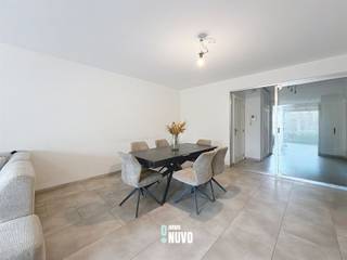 <p><span>Ruim en lichtrijk appartement met garage<br /><br /></span></p><p><span>Dit verzorgde appartement biedt alles voor comfortabel en aangenaam wonen.<br /><br /></span></p><p><span>De </span><span>ruime living</span><span> baadt in het licht dankzij de </span><span>grote raampartijen</span><span> en vormt het hart van de woning. <br /><br /></span></p><p><span>Aansluitend bevindt zich de </span><span>afzonderlijke keuken</span><span>, praktisch ingericht en voorzien van een </span><span>berging</span><span> voor extra opslagruimte.<br /><br /></span></p><p><span>Het appartement beschikt over </span><span>twee volwaardige slaapkamers</span><span>, ideaal voor een gezin, koppel of thuiswerkruimte. <br /><br /></span></p><p><span>De </span><span>badkamer</span><span> is compleet uitgerust met een </span><span>douche in bad</span><span> en een </span><span>dubbele lavabo</span><span>. <br /><br /></span></p><p><span>In de </span><span>inkomhal</span><span> zorgen </span><span>ingebouwde kasten</span><span> voor extra comfort en een nette, opgeruimde uitstraling.<br /><br /></span></p><p><span>Een aangename, goed ingedeeld appartement met veel licht en ruimte perfect voor wie comfortabel wil wonen.<br /><br />Het appartement is momenteel verhuurd.<br /><br />Garage verplicht aan te kopen aan € 25.000<br /><br />Wenst u meer informatie of een bezoek ter plaatse, neem contact op met Mieke op 0476 39 19 78.</span></p>