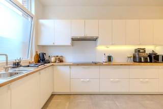 Ontdek deze recent gerenoveerde woning, gelegen op een aangename locatie te Lier.<br />De woning combineert een hedendaagse afwerking met een praktische indeling en beschikt over maar liefst drie slaapkamers, een West-georiënteerde tuin én een ruim dakterras.<br /><br />Bij het betreden van de woning komen we binnen in de inkomhal, die toegang biedt tot de leefruimte. Dankzij de recente renovatie geniet de woning van een frisse en eigentijdse uitstraling.<br /><br />Op de eerste verdieping bevinden zich twee slaapkamers en de stijlvol afgewerkte badkamer. Deze is volledig uitgerust met een ruime inloopdouche, ligbad en dubbele lavabo met verlichte spiegel.<br /><br />De tweede verdieping beschikt over de derde slaapkamer. Op deze verdieping heeft u toegang tot het ruime dakterras van maar liefst 23 m², een heerlijke plek om van de avondzon te genieten.<br /><br />Dankzij het ruimte terras en de stadstuin biedt deze woning je veel buitenruimte om na een lange dag tot rust te komen.<br /><br />Tot slot scoort deze woning op energetisch en technisch vlak goed: de woning beschikt over een gunstige EPC-score en de elektrische installatie is conform.<br /><br /> Pluspunten: <br /> <br /> Recent gerenoveerd <br /> 3 slaapkamers <br /> Stijlvolle badkamer met ligbad & inloopdouche <br /> West georiënteerde tuin <br /> Ruim dakterras van 23 m² <br /> Gunstige EPC-score B <br /> Elektriciteit conform <br /> Centrale ligging te Lier <br /> <br /><br />Kortom, een instapklare en recent gerenoveerde woning die comfortabel wonen combineert met twee aangename buitenruimtes.<br />Heeft u interesse in deze woning en wenst u graag een bezoek ter plaatse in te plannen? Aarzel niet om ons te contacteren via 03 337 50 70 of info@vbvastgoed.be .