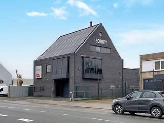 Ruime vrijstaande woning op een perceel van 529 m² met polyvalente ruimte. De woning bestaat uit een inkomhal met bureel en ontvangstruimte,...