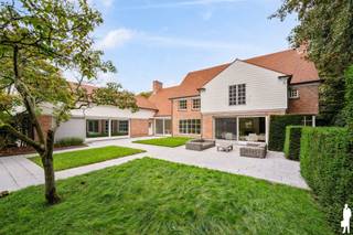 <strong>Vlassak-Verhulst villa in Vriesdonk op ca. 3.183 m² met binnenzwembad</strong><br />Op een bijzonder gegeerde locatie in Vriesdonk bevindt zich deze uitzonderlijke en karaktervolle villa op een royaal perceel van ca. 3.183 m². De woning combineert stijlvolle architectuur met hedendaags wooncomfort, hoogwaardige materialen en een prachtige, volgroeide tuin.<br /><br /><strong>Gelijkvloers</strong><br />
<ul>
<li>Royale inkomhal in beige natuursteen met ingemaakte vestiaire en gastentoilet.</li>
<li>Lichtrijke leefruimte op parket met sfeervolle open haard en prachtig zicht op de tuin en het terras via groot schuifraam.</li>
<li>Aparte TV-kamer met tapijt en volledig ingebouwde eiken kastenwand.</li>
<li>Ruime eetkamer op eiken parket, geschikt voor een grote eettafel, met zicht op tuin en terras en afsluitbaar via schuifdeur.</li>
<li>Volledig gerenoveerde keuken met Quooker-kraan, Miele-vaatwasser, Gaggenau-microgolfoven en oven, Inductiekookplaat met geïntegreerde afzuiging, Werkblad in microtopping.</li>
<li>Aansluitende ontbijthoek met plaats voor grote eettafel en rechtstreeks toegang tot het terras via schuifraam.</li>
<li>Inpandige garage voor 3 wagens, met vernieuwde elektrische poorten en toegang tot de oprit.</li>
<li>Bijkeuken met aansluitingen voor wasapparatuur, Miele-vaatwasser, Miele-koelkast, Liebherr-vriezer, Gaggenau-grill en friteuse.</li>
</ul>
<br /><strong>Binnenzwembad</strong><br />
<ul>
<li>Verwarmd binnenzwembad van 5 x 10 m, afgewerkt met mozaïektegels en beige natuursteen.</li>
<li>Sfeervolle ruimte met prachtig zicht op de tuin en het groen.</li>
<li>Groot schuifraam met rechtstreekse toegang tot het terras.</li>
<li>Technische ruimte met zwembadinstallatie, cv-installatie (Buderus Logamax Plus 2015) en afzonderlijke boiler (ACV). Bovenliggende zolderverdieping.</li>
<li>Afzonderlijk toilet met Mortex-vloer.</li>
<li>Inloopdouche met lavabo, afgewerkt in Mortex/microtopping.</li>
</ul>
<br /><strong>Eerste verdieping</strong><br />
<ul>
<li>Royale nachthal op eiken parket.</li>
<li>Master bedroom met ruimte voor dressing en volledig gerenoveerde badkamer met vrijstaand ligbad, inloopdouche, dubbele lavabo en toilet.</li>
<li>Tweede slaapkamer op eiken parket met eigen gerenoveerde badkamer met douche, lavabo en toilet.</li>
<li>Derde slaapkamer op eiken parket met eigen badkamer met ligbad, lavabo en toilet.</li>
<li>Vierde slaapkamer op eiken parket met ingemaakte kasten en eigen badkamer met douche, lavabo en toilet.</li>
<li>Vijfde slaapkamer op eiken parket met bergzolder en eigen badkamer met ligbad, douche, lavabo en toilet. Afzonderlijke bergruimte.</li>
</ul>
<br /><strong>Kelderverdieping</strong><br />
<ul>
<li>Ruime kelder met onder meer een sfeervolle wijnkelder.</li>
</ul>
<br /><strong>Tuin</strong><br />
<ul>
<li>Volledig aangelegde en volgroeide tuin met uitgebreide tuinverlichting.</li>
<li>Zuidgerichte oriëntatie.</li>
<li>Automatisch beregeningssysteem.</li>
<li>Royaal terras dat de villa, het binnenzwembad en de tuin met elkaar verbindt.</li>
</ul>
<br /><strong>Algemeen</strong><br />
<ul>
<li>Grondig gerenoveerd in 2022.</li>
<li>Volledig vernieuwde elektrische installatie.</li>
<li>KNX-domoticasysteem voor intelligente aansturing van de woning.</li>
<li>Vernieuwde toegangspoort en elektrische garagepoorten.</li>
<li>Putboring van ca. 70 meter diep.</li>
<li>Alarmsysteem.</li>
<li>Water uit de putboring wordt gebruikt voor het zwembad, sanitair en de tuinberegening.</li>
</ul>
<br /><span>*Stedenbouwkundige inlichtingen in aanvraag</span>