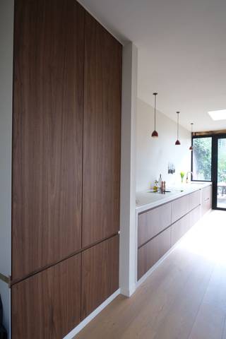 Instapklare, volledig gerenoveerde halfopen woning met karakter en moderne luxe (EPC A)<br /><br />Op zoek naar een woning waar charme en hedendaags comfort perfect samenkomen? Deze prachtige halfopen bebouwing uit 1932 werd in 2025 totaal gerenoveerd met oog voor detail en kwaliteit. Enkel drie muren bleven behouden — verder is letterlijk alles nieuw: elektriciteit, sanitair, technieken en afwerking. Hier woon je zorgeloos in een huis dat aanvoelt als nieuwbouw.<br /><br />De karaktervolle voorgevel werd met veel respect voor de authentieke stijl vernieuwd en vormt een warme, uitnodigende eerste indruk.<br /><br />Bij het binnenkomen word je verwelkomd in een lichtrijke glazen inkomhal die meteen het unieke karakter van deze woning onderstreept. Links bevindt zich de gezellige leefruimte, rechts de volledig nieuw geïnstalleerde keuken. Vanuit de keuken en het terras geniet je van een open, vrij uitzicht achteraan én een zonnige zuidwestgerichte tuin — ideaal om te genieten van de namiddag- en avondzon.<br /><br />Op het gelijkvloers vind je daarnaast een praktische berging, gastentoilet en een kelder.<br /><br />De eerste verdieping telt drie volwaardige slaapkamers en een stijlvolle, volledig vernieuwde badkamer in beton ciré, uitgerust met bad, douche, wastafel en toilet.<br /><br />Troeven van deze woning:<br /><br />* Volledig gerenoveerd in 2025 – instapklaar<br />* Energiezuinig (**EPC A**) met zonnepanelen (installatie april 2025)<br />* Vloerverwarming op het gelijkvloers en in de badkamer<br />* Voorzieningen voor airco in de 2 grootste slaapkamers<br />* Open zicht achteraan<br />* Zuidwestgerichte tuin (middag- en avondzon)<br />* Privé parkeerplaats voor 1 wagen vlak voor de woning<br />* Perceel van 396 m² – bewoonbare oppervlakte ca. 150 m²<br /><br />Kortom: een unieke kans om te wonen in een nieuwbouwwoning met karakter, zonder de typische nieuwbouwkosten.<br /><br />Vraagprijs: €449.000 (excl. registratierechten en notariskosten)<br /><br />📅 Kijkdag op zondag 12/04 - bezoeken enkel op afspraak (bijna volzet)<br />Bij grote interesse wordt een extra kijkmoment voorzien.<br />