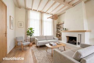 <strong>Charmante stadswoning, te renoveren maar met veel potentieel! Authentieke elementen, 5 slaapkamers en een zuidgerichte tuin met veel privacy. Dit op slechts enkele minuten van het centrum!</strong><br /><br /><strong>Ligging:</strong> invalsweg naar het centrum, nabij station en scholen<br /><br /><strong>Indeling: </strong>inkomhal, woonkamer, wasplaats, badkamer, kelder, 5 slaapkamers, tuin<br /><br /><strong>Omschrijving:</strong> te renoveren stadswoning op een zuidgericht perceel van 231 m², een aantal authentieke elementen in de woning bleven behouden zoals vloerwerk in inkomhal, wandlijsten ... Ruime inkomhal met plaats voor fietsen, woonkamer met erg hoge plafonds, open haard en elektrische rolluiken. Keuken met kastwerke en toestellen en een te vernieuwen badkamer. Uitbreiding mogelijk via de wasplaats. Koele en droge kelder. Eerste verdieping met drie grote slaapkamers. Vaste trap naar de zolderverdieping met hier een erg grote zolderkamer en een kleinere vijfde slaapkamer. Mogelijkheid voor badkamer zowel op eerste als op tweede verdieping. <br /><br />Achteraan het huis een groot terras met een aansluitende ommuurde zuidgerichte tuin met veel privacy en vooral veel rust.<br /><br />Epc-score: 610 kWh/m² (label F)<br /><br /><strong>Bijzondere informatieplicht:</strong> in aanvraag<br /><br /><em>Graag wijzen wij u op de renovatieplicht voor gebouwen met een E of F EPC-label uiterlijk 6 jaar na aankoop te rekenen vanaf het verlijden van de notariële akte. Voor meer info kijk op de website van het Vlaams Energie- en Klimaatagentschap:<span> </span>https://energiesparen.be/renovatieverplichting</em>