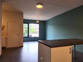 <p><span>Bent u op zoek naar een recent en energiezuinig appartement (2020) in het centrum van Temse? Ontdek dan zeker dit appartement! </span></p><p><span> </span></p><p><span>Enkele troeven op een rij:</span></p><ul><li><span>Centrale ligging: vlot bereikbaar met openbaar vervoer en via de N16</span></li><li><span>Winkels vlakbij</span></li><li><span>Recente Nieuwbouw</span></li><li><span>Energiezuinig (E-peil 38)</span></li><li><span>Kleinschalig gebouw met lage gemeenschappelijke kosten</span></li><li><span>Aanwezigheid parking achteraan</span></li></ul><p><span> </span></p><p><span>Het appartement is gelegen op de tweede verdieping en is als volgt ingedeeld:</span></p><p><span>Inkom met apart toilet, leefruimte met mooie open ingerichte keuken (kookvuur, dampkap, oven, koelkast, vaatwasser).</span></p><p><span>Berging, slaapkamer, badkamer (lavabomeubel + inloopdouche).</span></p><p><span> </span></p><p><span>Verder kan dit appartement gebruik maken van een parking en ook van een fietsenberging + afvalberging.</span></p><p><span> </span></p><p><span>Dank zij de nieuwste isolatie en ventilatie technieken is het appartement ook zeer energiezuinig! </span></p><p><span>Het appartement is bovendien voorzien van zonnepanelen.</span></p><p><span> </span></p><p><span>Momenteel is het appartement verhuurd voor €750 wat een aantrekkelijk huur rendement genegeerd.</span></p><p><span> </span></p><p><span>Vraagprijs: € 215.000 </span></p><p><span> </span></p><p><span>Contacteer Axel Lenaerts voor meer info of een bezoek!</span></p><p><span> </span></p><p><span> </span></p>