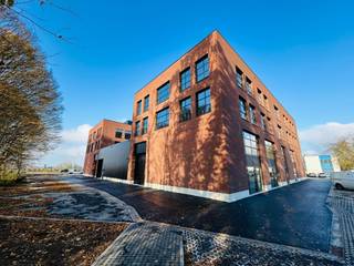 <p>Gelegen in Wemmel, aan de directe toegang tot Brussel, biedt dit nieuw magazijn van ongeveer <strong>364 m²</strong> een strategische ligging die ideaal is voor logistiek, opslag of distributieactiviteiten. Het pand heeft een gelijkvloerse oppervlakte van +- 243 m² en een mezzanine van +- 121 m².</p>
<p>Het pand geniet van een vlotte toegang tot belangrijke snelwegen, met een uitstekende verbinding naar Brussel, Gent en Antwerpen. Deze centrale ligging maakt het een zeer efficiënte logistieke uitvalsbasis.</p>
<p>Het gebouw is recent gebouwd en biedt een moderne, functionele en onmiddellijk bruikbare ruimte die geschikt is voor diverse professionele activiteiten.</p>
<p>Een ideale opportuniteit voor bedrijven die zich willen vestigen op een dynamische en uitstekend verbonden locatie.</p>