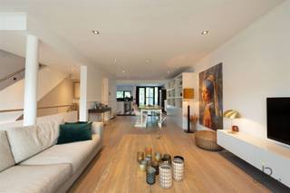 Véél ruimte, terras én tuin: lichtrijk 3 slaapkamer - triplex appartement in hartje Schilde! Ontdek deze unieke verborgen parel midden in het dorp...