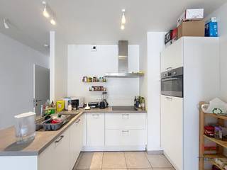  VILVOORDE - Vlakbij het Domaine des Trois Fontaines en alle voorzieningen, appartement met 2 slaapkamers van ± 94 m² op de 2e verdieping met lift. De indeling is als volgt: inkomhal, toilet, wasruimte, woonkamer van ± 36 m² met open, ingerichte keuken (oven, kookplaten, afzuigkap, koelkast/diepvriezer en vaatwasser), balkon van ± 5 m² op het zuidwesten, 2 slaapkamers van ± 11 m², waarvan één met toegang tot het balkon, doucheruimte met dubbele wastafel en kelderruimte nr. 52.02.2. Alle oppervlakten zijn bij benadering. Binnenshuis parkeerplaats VERPLICHT: 75 €/maand. Voorschot op servicekosten: 130 €/maand (gemeenschappelijke kosten). Verhuiskosten: 75 €. Energieprestatiecertificaat (EPC): A. Beschikbaar vanaf 01/08/2026.