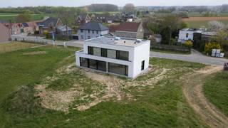 Voor wie op zoek is naar een halfopen bebouwing in eigentijdse architectuur, gekoppeld aan subliem modern wooncomfort, gelegen in een rustige omgeving, is dit een opportuniteit. Bovendien zijn steden zoals Gent en Oudenaarde makkelijk bereikbaar, en begeef je je via de E40 snel naar alle grote stedelijke centra van het land.<br /><br />Elk van deze halfopen villa’s blinkt uit door haar sublieme architectuur. Een optimaal gebruik van ruimten en volumes maakt dat het lijnenspel als strak en toch speels wordt ervaren.<br />Binnenin heersen ruimte en licht. Door de grote raampartijen baden alle leefruimten in het daglicht, terwijl de hoge plafonds het gevoel van ruimte nog versterken. Tegelijkertijd zorgen deze grote ramen voor een prachtig zicht op de ruime tuinen, waar je uitkijkt over de uitgestrekte weilanden.<br /><br />De woningen van Molenkouter zijn niet alleen mooi om naar te kijken, ze bieden ook een onvergelijkbaar wooncomfort. Dit onder andere door de vloerverwarming, aangestuurd door een warmtepomp, voor een behaaglijk gevoel. Door de voorziene zonnepanelen in combinatie met de warmtepomp blijft de energiefactuur ook aangenaam laag.<br /><br />Deze high-end koppelvilla's kunnen nog afgewerkt worden naar uw wensen. Contacteer Pieter Cardoen op 0475 36 12 52 of via mail pieter@cornelis-partners.be voor bijkomende info (plannen, e.d.) of bezoek aan kijkwoning, ...