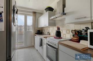 <p><span>Square Estate biedt u dit mooie appartement aan, dat ideaal is ingedeeld en ruime kamers heeft. </span></p><p><span> </span></p><p><span>Het is als volgt ingedeeld: een lichte woonkamer, een aparte keuken, drie slaapkamers en een badkamer.</span></p><p><span>U kunt ook genieten van een gezellig terras.</span></p><p><span> </span></p><p><span>Bij de woning hoort een kelder, die extra opbergruimte biedt.</span></p><p><span> </span></p><p><span>Mogelijkheid om een extra garage aan te kopen voor  25.000.</span></p><p><span> </span></p><p><span>Voor meer informatie of om een bezichtiging te regelen, kunt u contact met ons opnemen via 02/460.42.01 of per e-mail op het volgende adres: lk@square-estate.be</span></p>