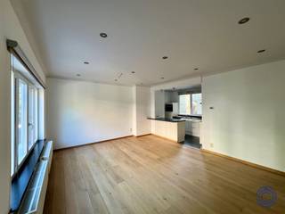 Informatie appartementStijlvol gerenoveerd 2-slaapkamer appartement (ca. 85 m²) met ruime garage op toplocatie in Antwerpen. Dit volledig opgefriste...