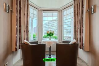 Dit karaktervolle herenhuis is gelegen in de Priorijlaan in het hart van Westende Bad, op wandelafstand van de zee, winkels en horecazaken. Dankzij de centrale ligging en de royale ruimtes biedt deze woning een unieke combinatie van charme, comfort en mogelijkheden.<br /><br />De woning beschikt over een opgefriste gevel en een aangename, onderhoudsvriendelijke tuin, waar u in alle rust kunt genieten van het buitenleven. Binnenin zorgen de vele ramen voor een aangename lichtinval en een ruimtelijk gevoel.<br /><br />Momenteel telt de woning zes ruime slaapkamers, elk voorzien van een eigen lavabo. Hierdoor kunnen meerdere kamers eenvoudig worden omgevormd tot slaapkamers met eigen badkamer, wat tal van mogelijkheden biedt voor grote gezinnen, kangoeroewonen, een gastenverblijf of andere invullingen.<br /><br />Daarnaast beschikt de woning over meerdere leefruimtes, waardoor u geniet van uitzonderlijk veel woonruimte en flexibiliteit. De praktische indeling maakt het mogelijk om wonen, werken en ontspannen perfect te combineren.<br /><br />Een bijkomende troef is dat er geen renovatieverplichting geldt en de elektrische installatie conform is, wat zorgt voor een zorgeloze aankoop.<br /><br />Deze eigendom is een unieke kans voor wie op zoek is naar een ruime woning met karakter op een toplocatie in Westende Bad.<br /><br />Voor meer informatie of een bezoek kunt u contact opnemen met Inti op inti@immofrancois.be of 0499 74 89 74.<br /><br />