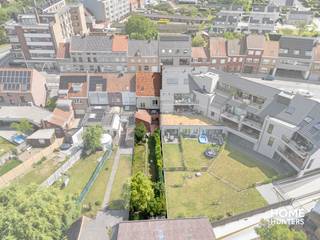 Te renoveren woning met potentieel op toplocatie in Ieper<br />Gelegen op een strategische invalsweg – Haiglaan 109 te Ieper – bevindt zich deze ruime te renoveren woning met tal van troeven. De woning geniet van een uitstekende ligging vlakbij bakkers, slagers, grootwarenhuizen en andere dagelijkse voorzieningen, wat het een bijzonder praktische locatie maakt voor zowel gezinnen als investeerders.<br /><br />Indeling van de woning<br />Bij het betreden van de woning kom je in een grote en uitnodigende inkomhal die toegang geeft tot de verschillende woonvertrekken. De lichte en ruime leefruimte vormt samen met de aansluitende keuken het hart van de woning, ideaal voor gezellige gezinsmomenten. Verder beschikt de woning over een vernieuwde badkamer, vier volwaardige slaapkamers én een ruime zolder, perfect als extra bergruimte of potentieel uitbreidingsproject.<br /><br />Tuin en oriëntatie<br />Achteraan vind je een aangename, zuidwestgerichte tuin, ideaal om te genieten van de middag- en avondzon.<br /><br />Extra troeven<br /><br />*Veel natuurlijk lichtinval doorheen de hele woning<br /><br />*Reeds vernieuwde PVC-ramen met hoogrendementsglas (HR)<br /><br />*Vernieuwde badkamer<br /><br />*Mogelijkheid om een garage te maken van de huidige voordeur.<br /><br />*Ruime tuin<br /><br />Conclusie<br />Deze woning is de perfecte opportuniteit voor wie op zoek is naar een ruime gezinswoning of renovatieproject met karakter, op een toplocatie in Ieper. <br /><br />Voor meer informatie of een plaatsbezoek contacteer Home Hunters via hallo@homehunters.be of op het nummer 057/377.477