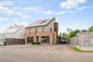 ALLEENSTAANDE RUIME MODERNE  VILLA <br />Deze bijzonder ruime en veelzijdige eigendom biedt tal van mogelijkheden en is uitermate geschikt als kangoeroewoning/tweewoonst, voor een vrij beroep of voor wie wonen en werken onder één dak wil combineren.<br />Vooraan bevindt zich een zeer ruime multifunctionele ruimte met praktische ingemaakte kasten en een apart toilet. Deze ruimte leent zich perfect voor de inrichting van een kantoor, praktijkruimte, hobbyruimte of een afzonderlijke woonfunctie.<br />Verder komt u in de indrukwekkende leefruimte in loftstijl, waar ruimte en licht centraal staan. De moderne, stijlvol ingerichte keuken met groot kookeiland vormt een echte blikvanger en biedt een mooi zicht op de tuin. Aansluitend bevinden zich een praktische wasplaats/berging en een tweede afzonderlijk toilet.<br />Een bijzondere trappenhal brengt u naar de verdiepingen en versterkt het unieke karakter van deze woning.<br /><strong>Op de eerste verdieping</strong> bevinden zich drie zeer  ruime slaapkamers.<br />Eén van de kamers is volledig uitgerust met ingemaakte dressingkasten. De royale masterbedroom beschikt over een eigen badkamer met douche  en geeft toegang tot een groot terras, waar u geniet van een prachtig en rustgevend uitzicht over de achterliggende weilanden.2 de badkamer met ligbad 3 de kamer heeft ingemaakte kasten.<br /><strong>Via een vaste trap bereikt u de tweede verdieping</strong>, waar zich nog een ruime zolderverdieping bevindt. Deze biedt bovendien heel wat extra mogelijkheden en kan, afhankelijk van de gewenste invulling, verder worden ingericht als bijkomende slaapkamers, bureau, hobbyruimte of ontspanningsruimte.<br />Een eigendom met uitzonderlijk veel ruimte, een flexibele indeling en tal van gebruiksmogelijkheden, ideaal voor grote gezinnen,tweewoonst , zelfstandigen of wie op zoek is naar een combinatie van wonen en werken.<br />EPC 154    -   ELEK CONFORM  -   ZONNEPANELEN  -  300 M2  BEWOONBARE OPPERVLAKTE <br />MEER DAN EEN SCHITTERENDE EIGENDOM IN ZIJN PRIJSKLASSE !<br />27 tal foto s op www.immo-service.be <br /> 
