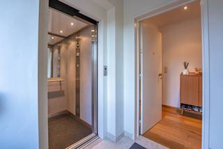 LLichtrijk 3 gevel appartement met lift en gevelbreedte van circa 7 meter gelegen op een absolute topligging.Inkomhal naar royale living (38m²) met...