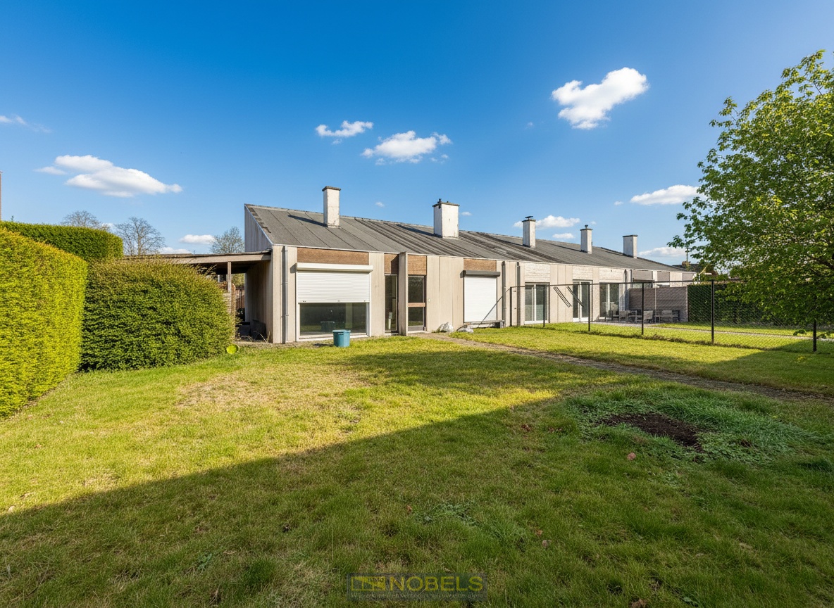 Te koop, kindvriendelijk gelegen woning met tuin, garage en carport. - foto 2