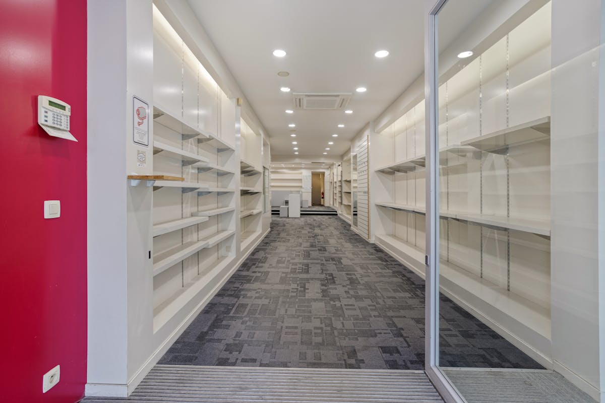 Spacious commercial space with basement for sale in the heart of Koksijde - photo 4