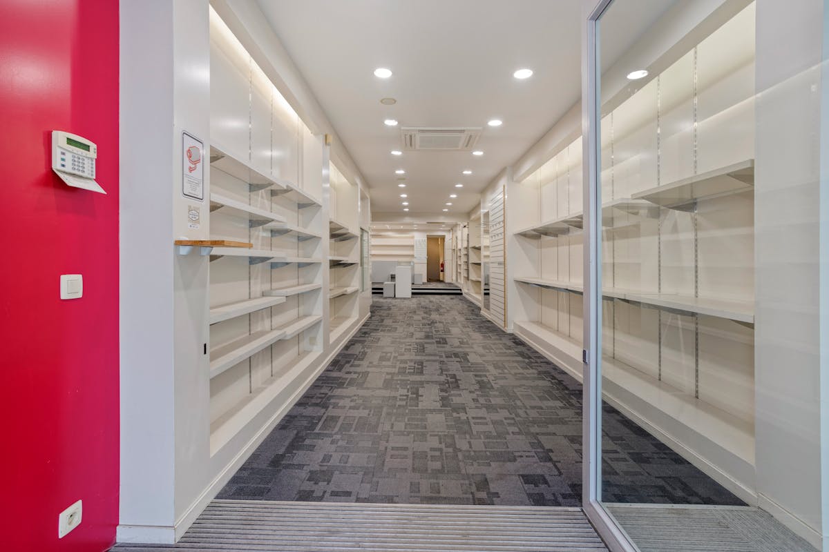 Spacious commercial space with basement for sale in the heart of Koksijde - photo 4