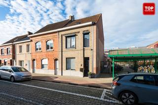 Op een boogscheut van het centrum van Zele bevindt zich deze uitzonderlijk lichtrijke en volledig afgewerkte gezinswoning met 3 slaapkamers.Deze...