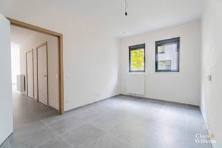 Dit eigentijdse appartement biedt een ideale combinatie van comfort, licht en rust. Bij binnenkomst betreed je een open leefruimte met geïntegreerde keuken, waar grote raampartijen zorgen voor een mooie lichtinval en een aangename sfeer.

De leefruimte sluit naadloos aan op een ruim terras dat uitkijkt op de rustige binnenkoer van het gebouw – perfect om in alle privacy van de buitenlucht te genieten. De slaapkamer van 13,5 m² biedt voldoende plaats voor een tweepersoonsbed en opbergkasten. De praktische indeling wordt vervolledigd met een aparte berging en een moderne badkamer voorzien van een inloopdouche.

Dankzij de zonnewering blijft het ook tijdens warme dagen aangenaam binnen. Dit