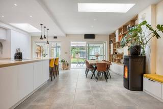 Zoek je een instapklare woning met opvallend veel ruimte, een slimme indeling en een groene tuin? Deze recent gerenoveerde woning combineert de charme van een klassieke gevel met eigentijds wooncomfort. <br /><br />Doordacht gelijkvloers: <br /><br />Ruime inkomhal met ingemaakte kasten, gastentoilet en toegang naar berging en een volwaardig bureau/speelkamer. De L-vormige leefruimte loopt over in een lichtrijke Scandinavische geïnspireerde keuken met kookeiland, combi-/stoomoven en aansluitende berging. Via de leefruimte stap je het terras op met gezellige tuin die uitkijkt op groengebied wat zorgt voor een heerlijk gevoel van rust en privacy.<br /><br />Voldoende ruimte voor een groeiend gezin: <br /><br />1e verdieping: 2 grote slaapkamers (1 met dressing) en moderne hoofdbadkamer (regendouche, hoekbad, dubbele lavabo). <br /><br />2e verdieping: 2 slaapkamers, extra logeer-/dressingkamer en 2e badkamer met douche en lavabo. <br /><br />Zolder: Grote bergzolder met afwerkingspotentieel (hobby/slaapkamer). <br /><br />Energie &amp; Comfort: <br /><br />EPC 115 kWh/m² (vlakbij 100 kWh/m² 2050-norm), 13 zonnepanelen, Vaillant Smarth HR-ketel, airco/warmtepompen (leefruimte + 4 slaapkamers), aansluiting pelletkachel voorzien. <br /><br />Toplocatie:<br /><br />Gelegen in een levendige warme buurt nabij winkels, scholen, Gentbrugse Meersen, klim/skatezaal en zorgvoorzieningen. <br /><br />OV: Tram/bus op 2 min. wandelen, <br />Trein 7 min. fietsen <br />Fiets: 10 min. tot centrum Gent <br />Auto: 3 min. van E40/E17 <br /><br />Een zeldzaam compleet huis vol licht, ruimte en energiezuinig comfort.<br /><br />De algemene voorwaarden van Dewaele DIY kunt u steeds raadplegen via dewaele.com.<br /><br />Bestuursmaatregelen in het maatregelenregister: nee