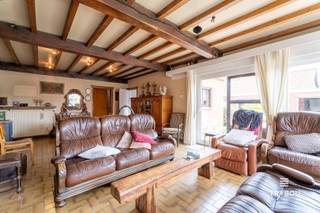 Op zoek naar een woning met uitzonderlijk veel ruimte én mogelijkheden? Deze veelzijdige eigendom biedt een indrukwekkende bewoonbare oppervlakte van maar liefst 600 m² en combineert wonen, werken en investeren op één locatie.<br /><br />Bij het betreden van de woning komt u terecht in een ruime inkomhal die toegang geeft tot verschillende functionele ruimtes. Op het gelijkvloers vindt u onder meer een gezellige leefruimte, een keuken, badkamer en meerdere praktische bergingen en een slaapkamer. Daarnaast is er een extra ruimte die perfect kan dienen als bureau, ideaal voor thuiswerk of een vrij beroep.<br /><br />Een absolute troef is de aanwezige winkelruimte, wat deze eigendom bijzonder interessant maakt voor zelfstandigen of wie wonen en werken wil combineren. Verder beschikt de woning over een kelder en garage, wat zorgt voor extra opslagmogelijkheden.<br /><br />Bovendien is er de mogelijkheid tot het aankopen van een loods van 140 m², wat extra opportuniteiten biedt voor opslag, hobby’s of professionele activiteiten.<br /><br />Op de bovenverdieping bevinden zich maar liefst vier volwaardige slaapkamers en een voutekamer, wat deze woning uitermate geschikt maakt voor grote gezinnen of wie nood heeft aan extra ruimte.<br /><br />Kortom, een unieke eigendom met enorm veel potentieel voor wie ruimte, flexibiliteit en mogelijkheden centraal stelt.<br /><br />📞 Interesse? Contacteer Thijs:<br />📲 051 57 54 61<br />📧 thijs@grouptrybou.be<br /> | friedel@grouptrybou.be
